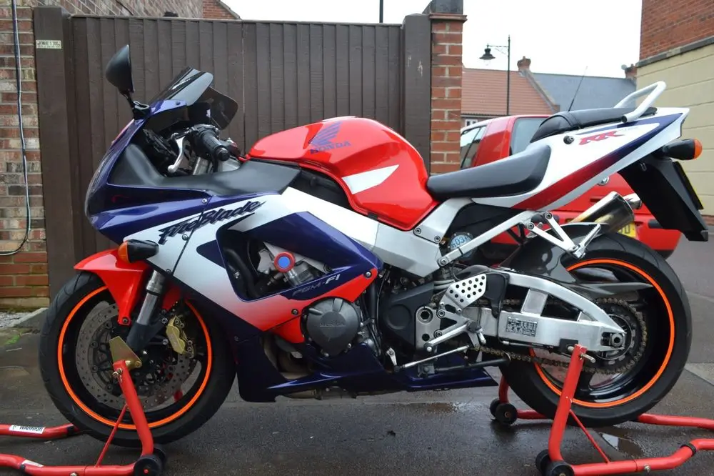 2000-Honda-CBR929RR-Fireblade