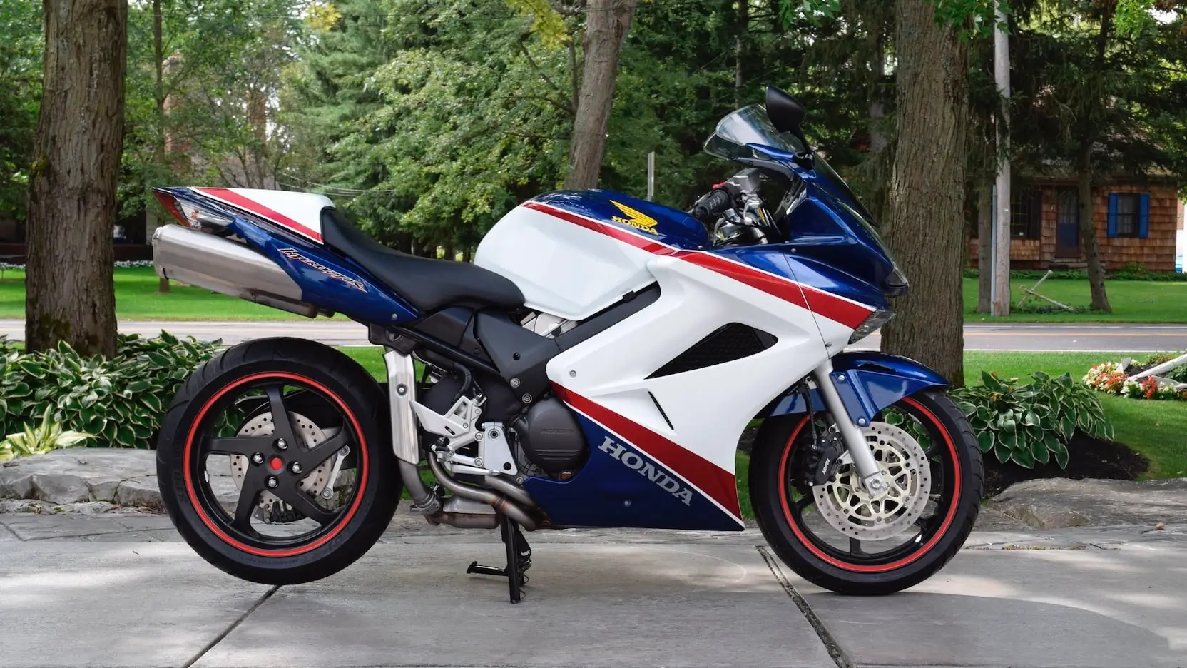 2007-HONDA-VFR800-Interceptor-25th-Anniversary-Edition-1