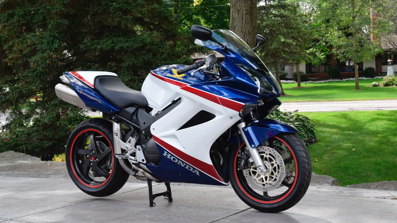 2007-HONDA-VFR800-Interceptor-25th-Anniversary-Edition-2