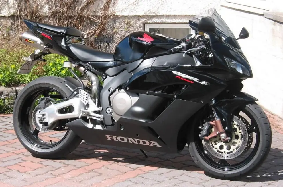 2004-2005-Honda-CBR1000RR-Classic-Black