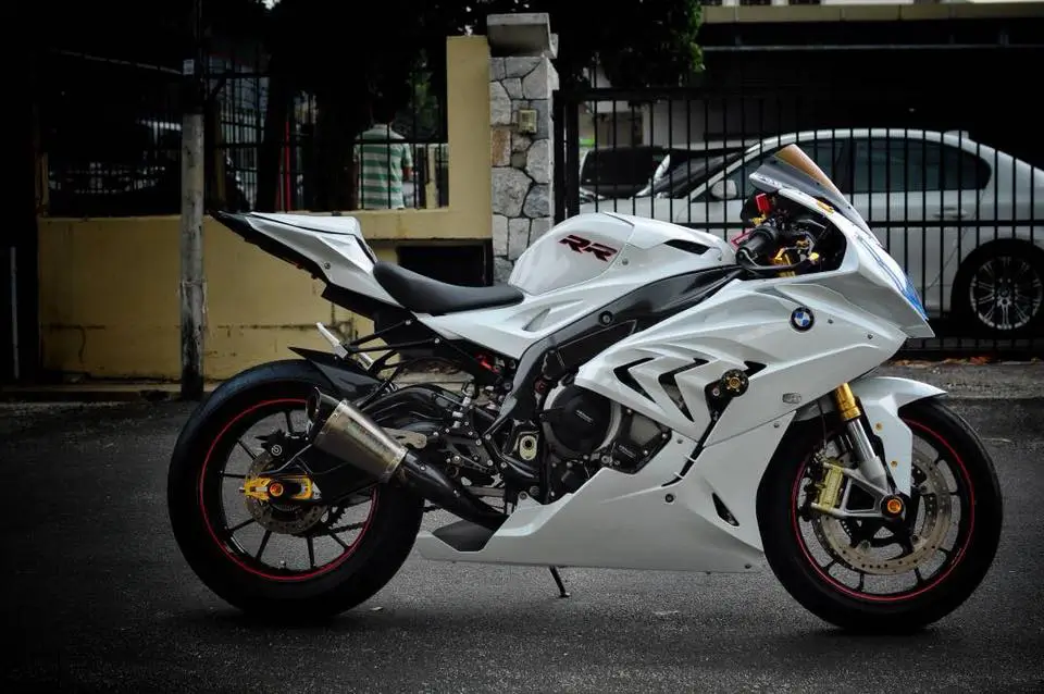 2017-2018-BMW-S1000RR-Pearl-White-2