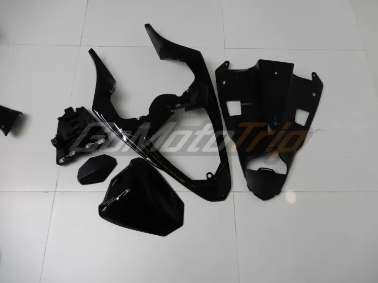 2009 2011 Yamaha Yzf R1 Black Fairing2 12